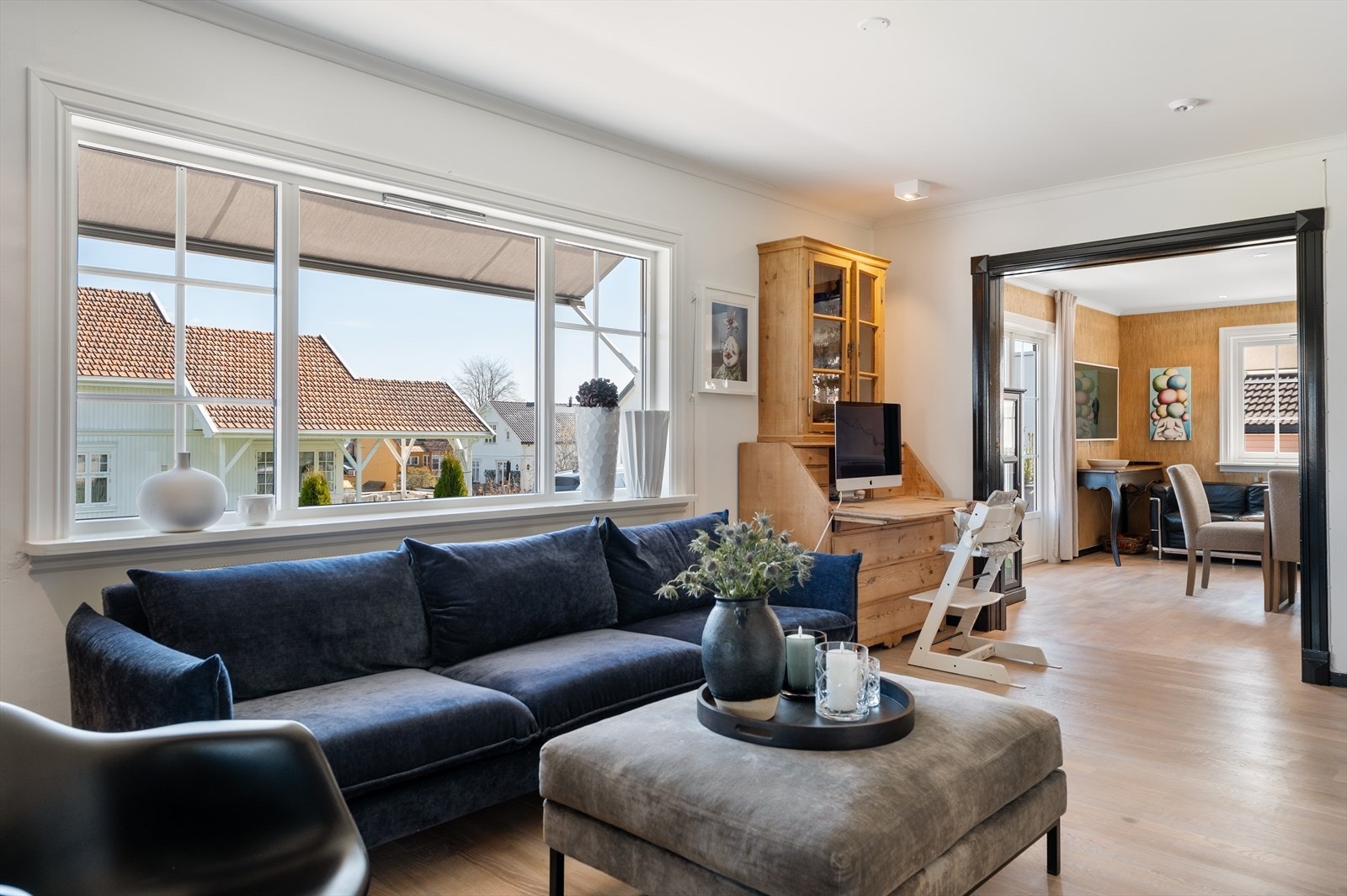 Store vinduer i stuen som slipper inn godt med dagslys. Galleribilde