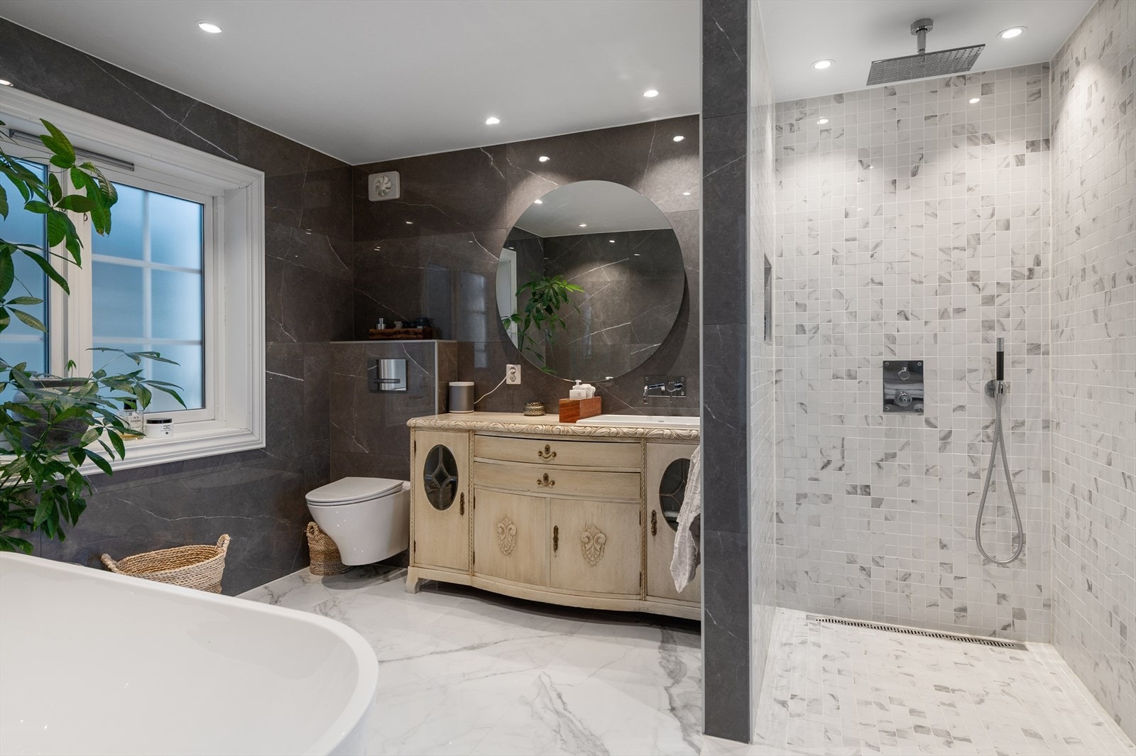 Delikat bad med både dusj og badekar. Galleribilde