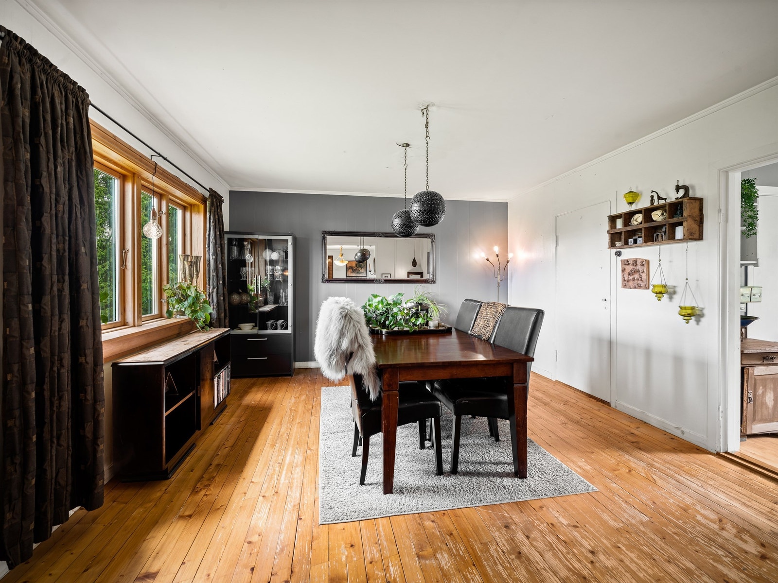 Første etasje er innholdsrik med et internt bruksareal på 130 kvm. som blant annet inkluderer to stuer. Galleribilde