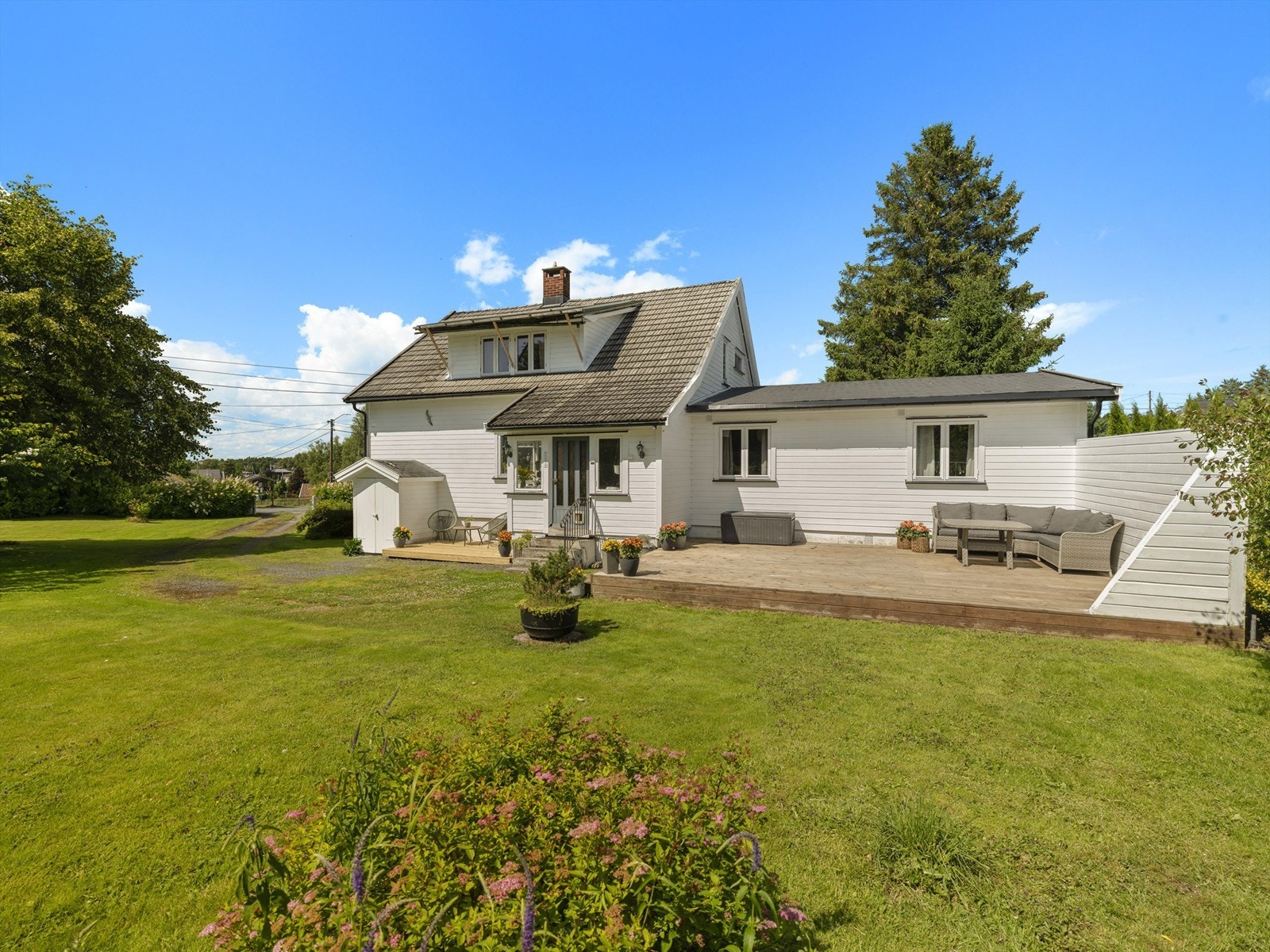 I 1972 ble tilbygg til første etasje oppført, med både bad og flere soverom. Galleribilde