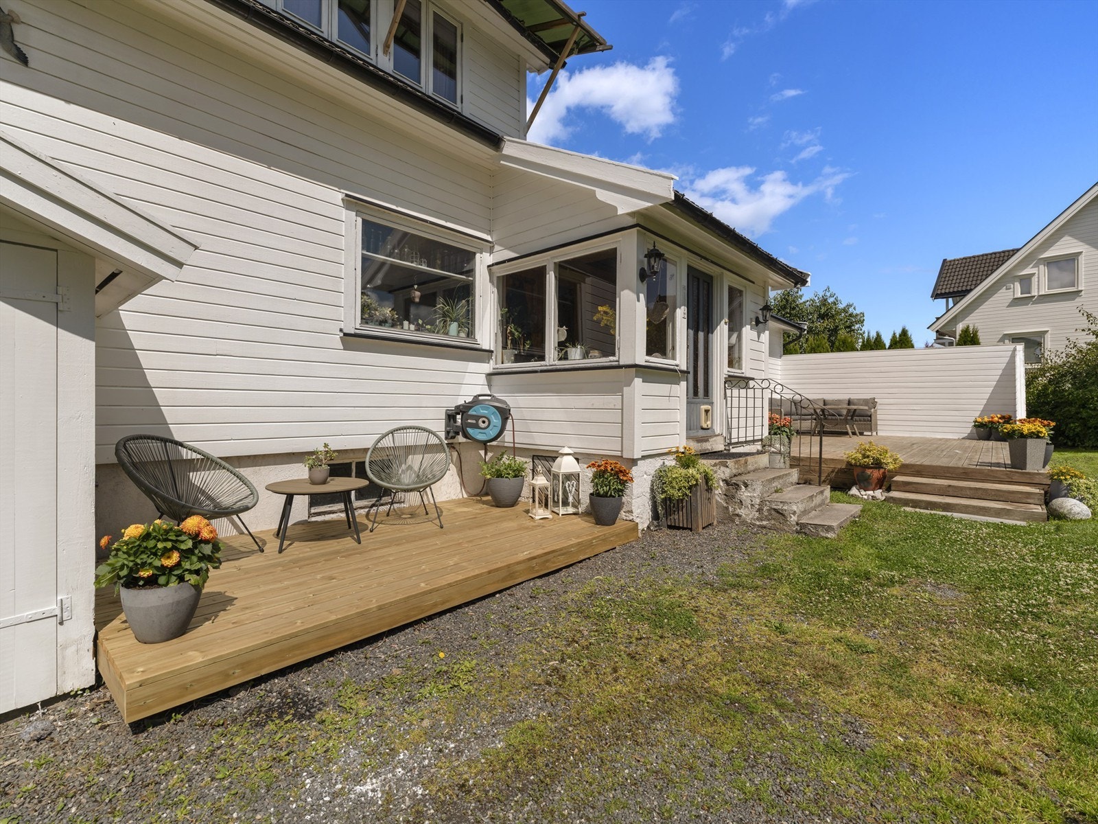 Kjelleren under boligens hoveddel er tilgjengelig på trapp fra inngangssiden og inneholder blant annet vaskerom fra byggeåret. Galleribilde