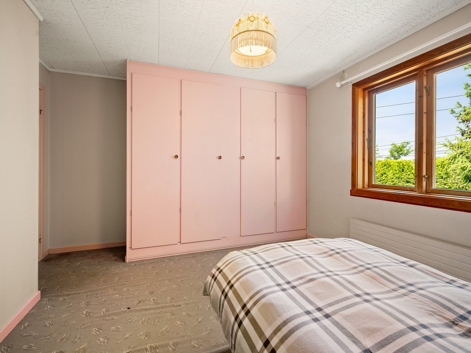 Faste garderobeskap inngår i de fleste soverom. Galleribilde