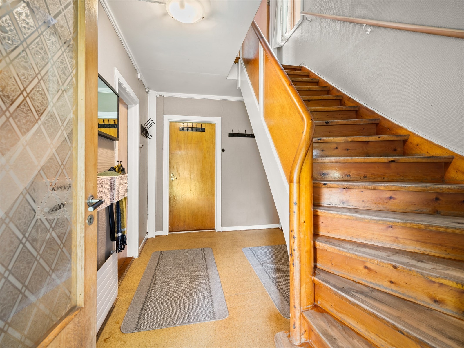 Felles gang innenfor entreen, med kjøkken til venstre og spisestue rett frem. Galleribilde