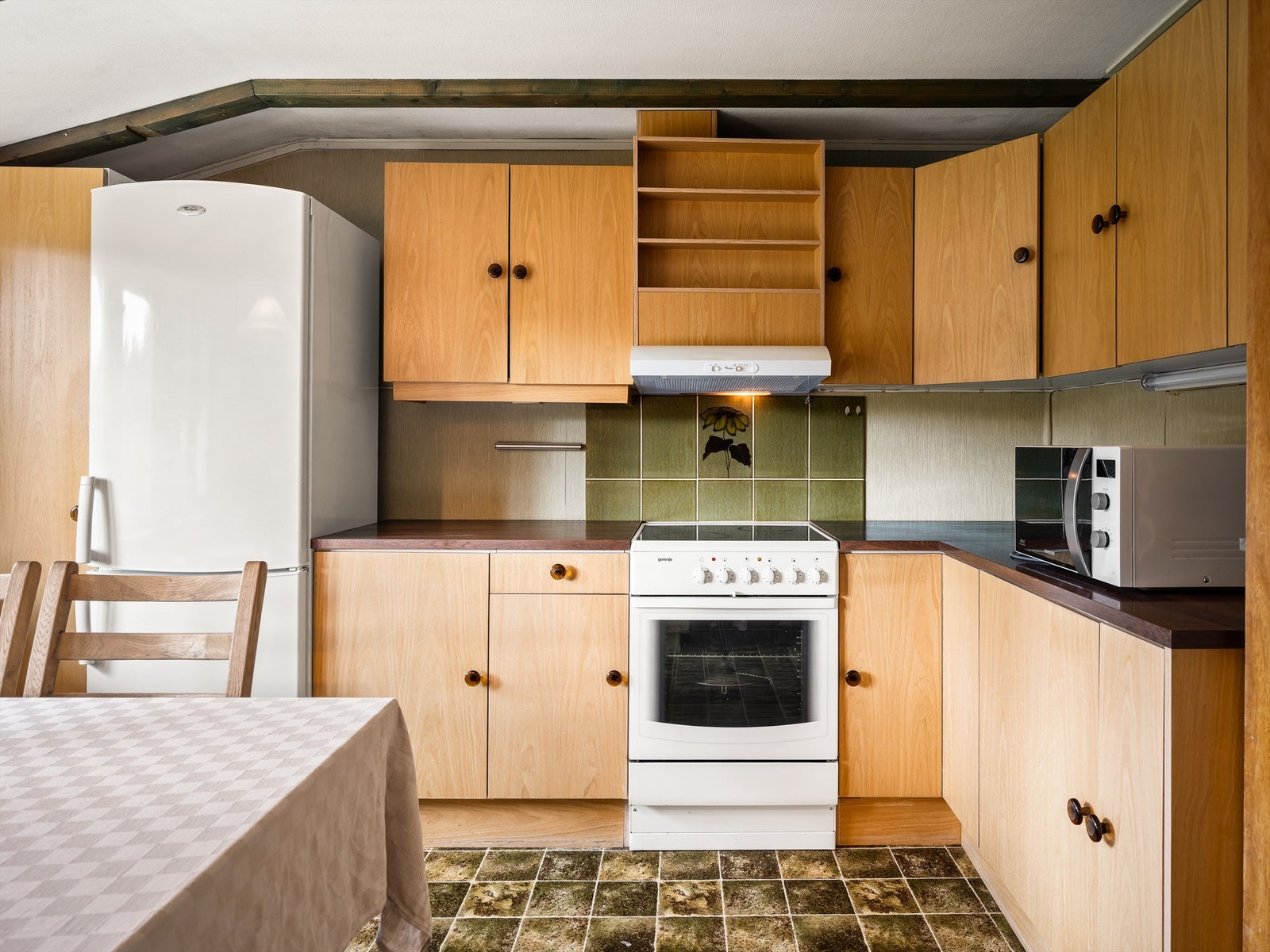 Begge kjøkken er tilrettelagt for frittstående hvitevarer. Galleribilde