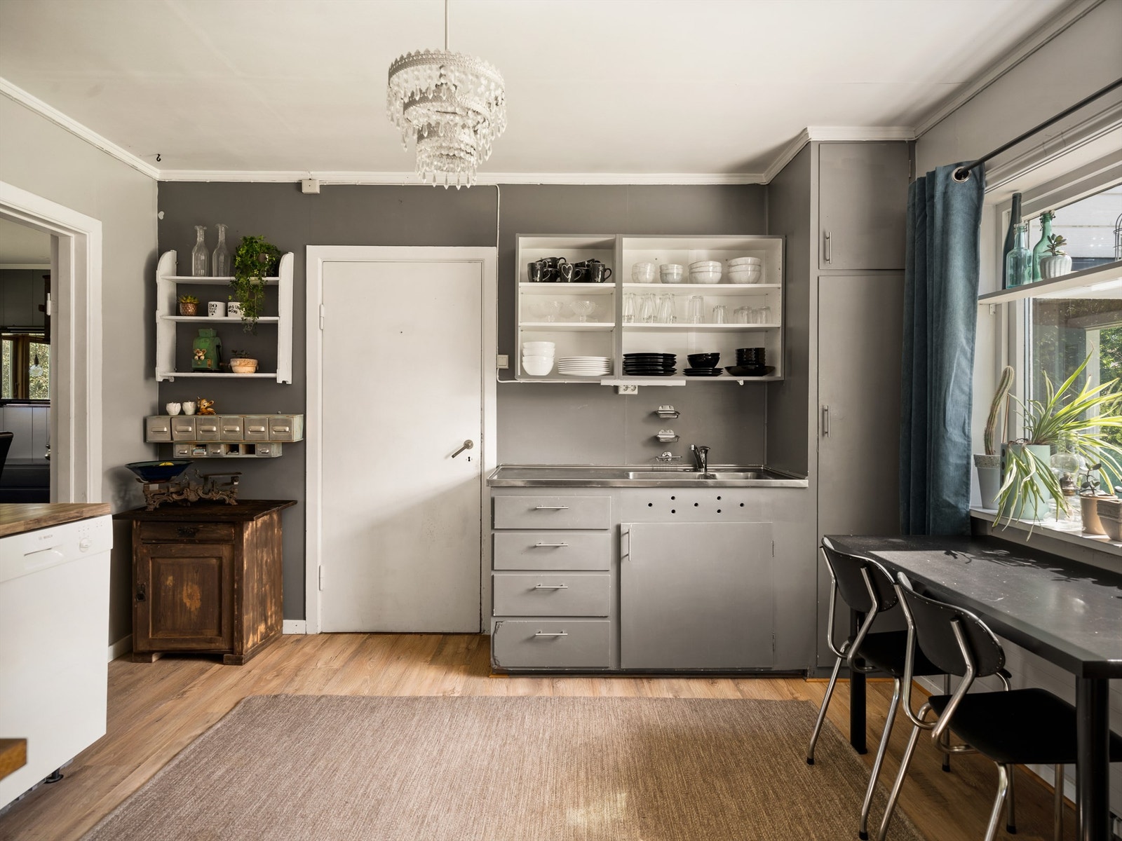 Kjøkkenet er lett tilgjengelig, både fra spisestuen og rett fra gangen innenfor entreen. Galleribilde