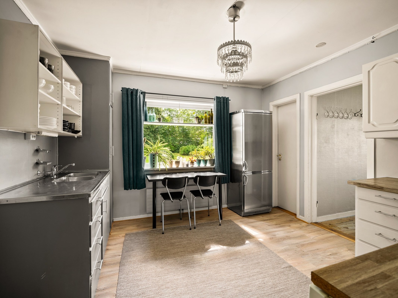 Siden boligen har vært benyttet som generasjonsbolig inngår kjøkken i både første og andre etasje. Galleribilde