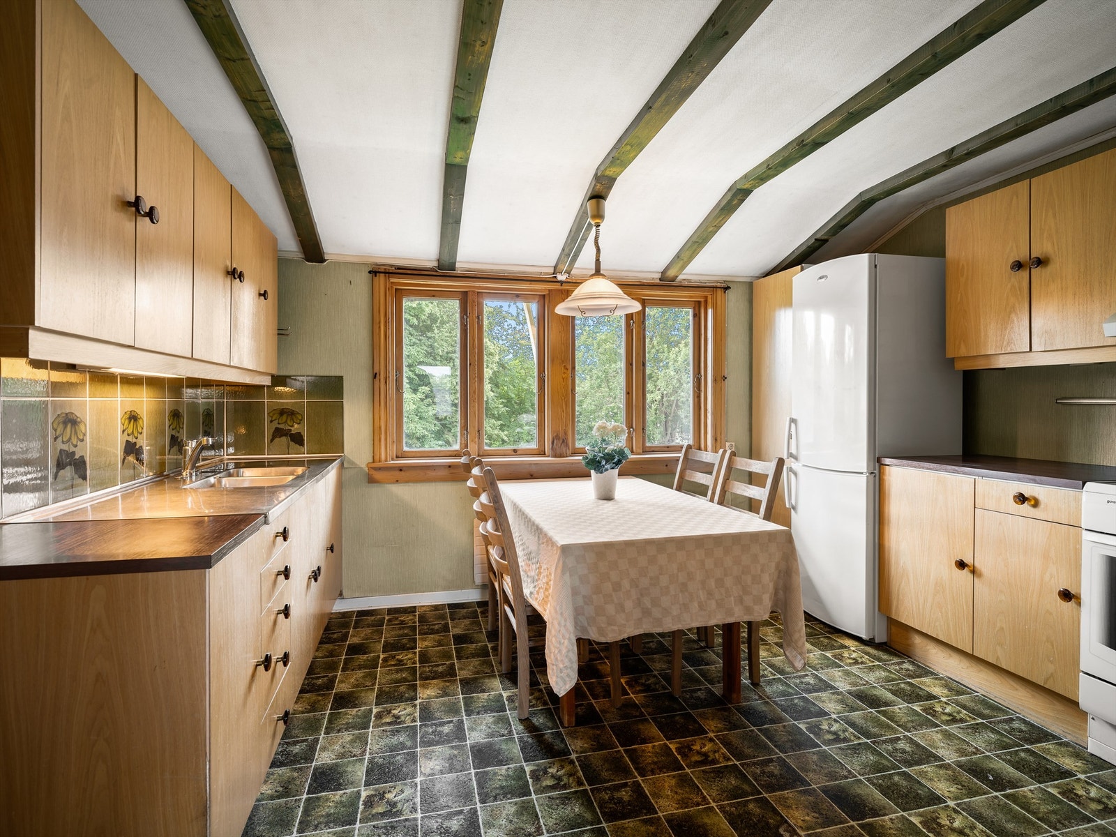 Kjøkkenet i andre etasje er stort nok for både tilberedning og måltider i ett og samme rom. Galleribilde