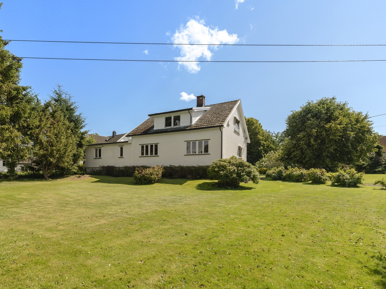 Taktekkingen på boligens hoveddel er gitt TG 3, utbedring må påregnes. På tilbyggets tak ble ny shingel lagt rundt 2012. Galleribilde