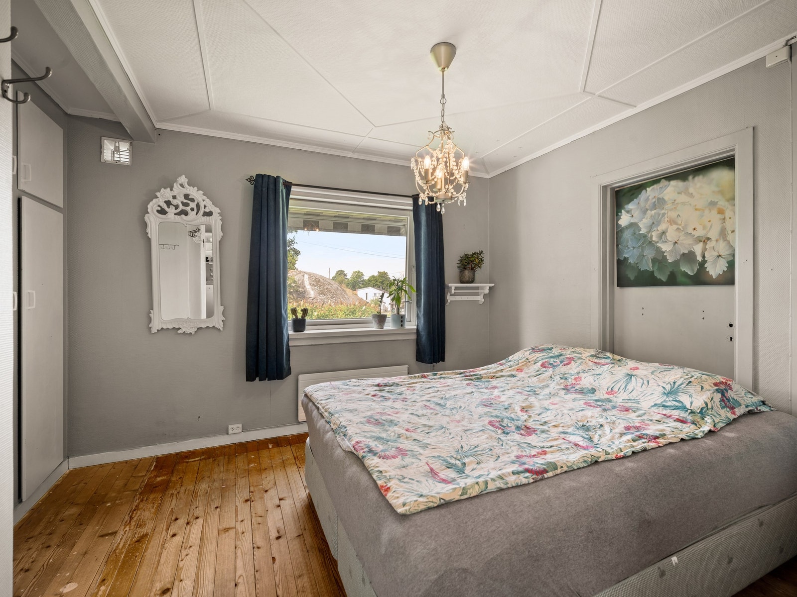 Med hele fem soverom er første etasje meget innholdsrik. Dette er tilknyttet kjøkkenet. Galleribilde