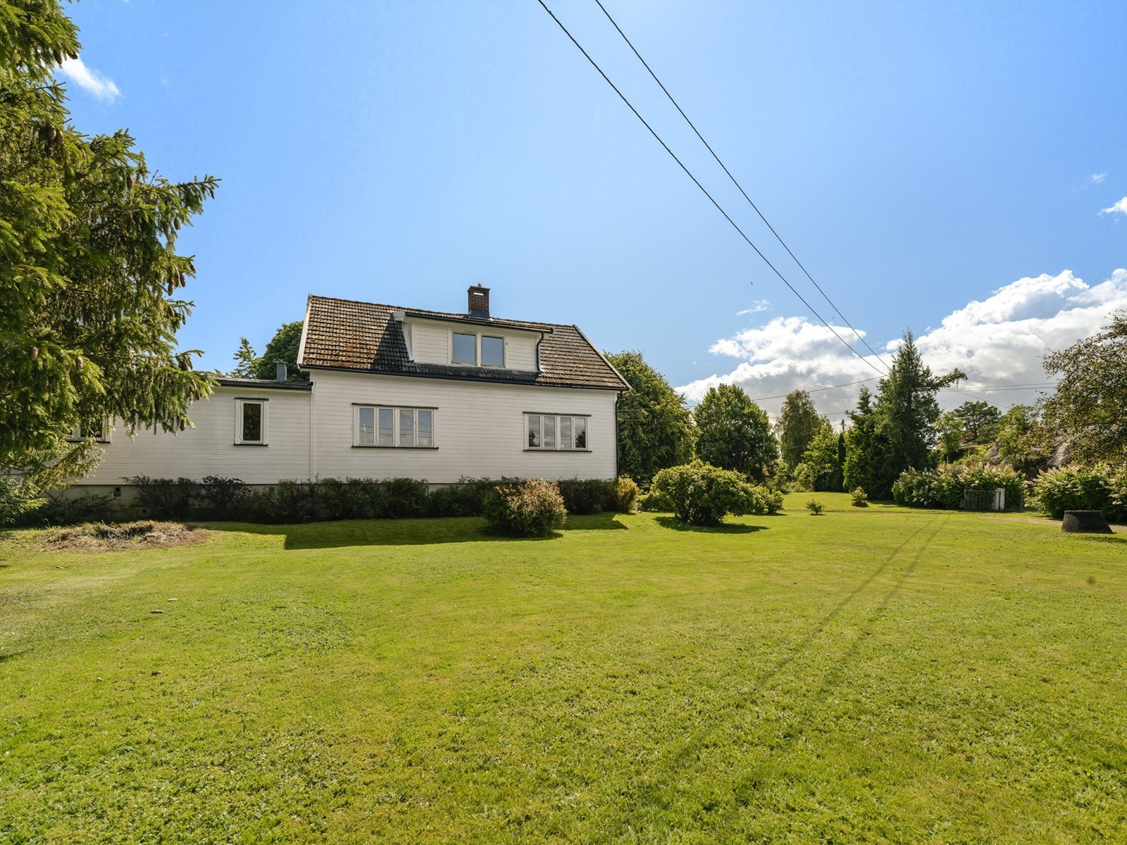 Vinduer er fra varierende årstall, flere er skiftet ut mellom 1970 og 1990. Galleribilde