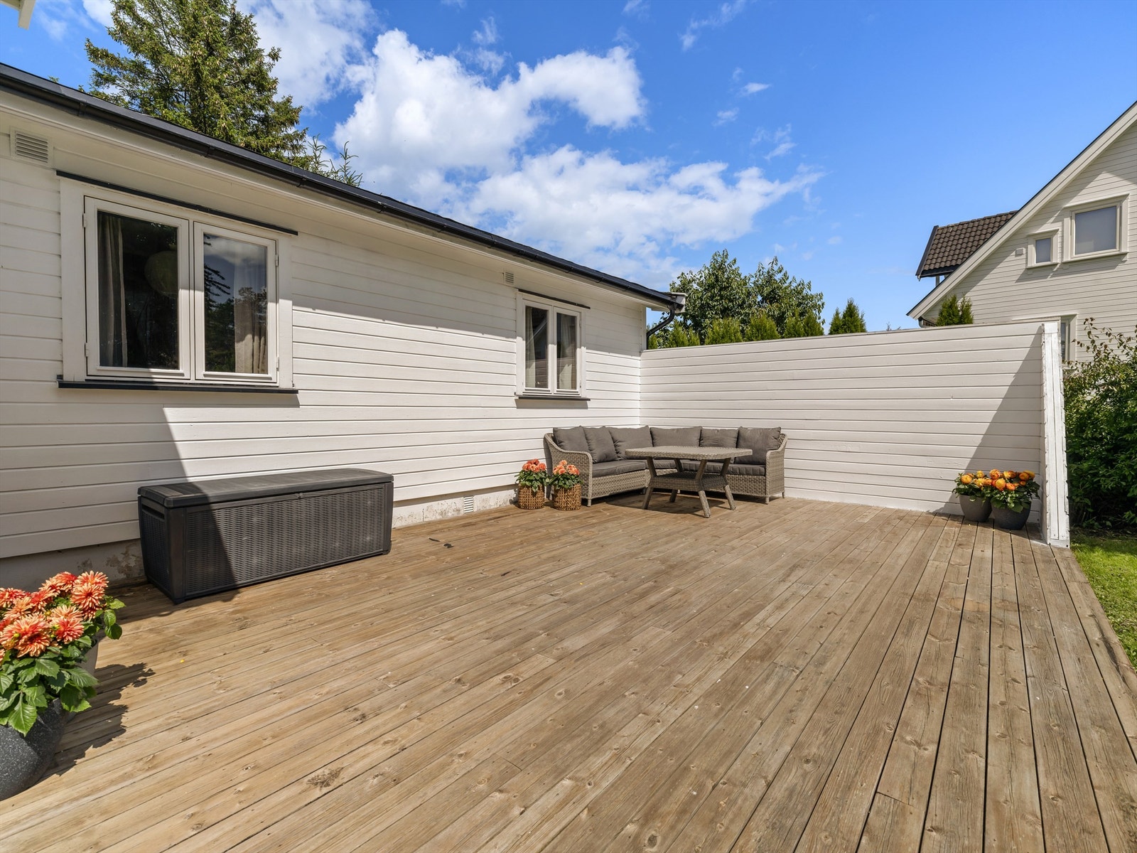 Solforholdene er meget gode; til plattingene kommer solen allerede fra tidlig morgen sommerstid. Galleribilde