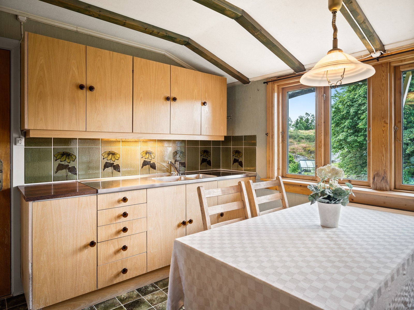 Kjøkkeninnredningene er i begge etasjer noe brukspreget, men funksjonelle. Galleribilde