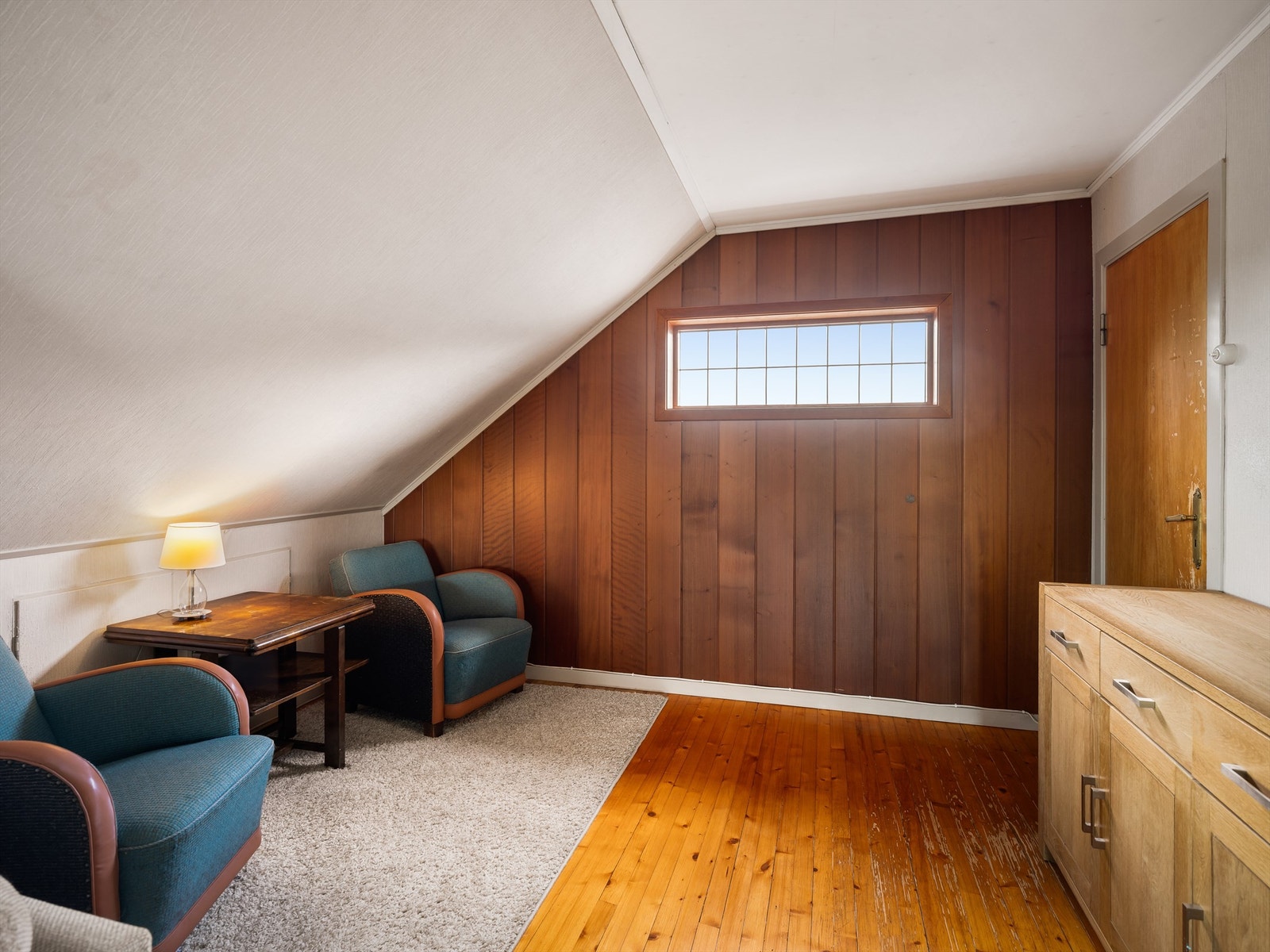 Loftstuen er langstrakt og kan i sin nåværende form utnyttes med opptil flere ulike sittegrupper. Galleribilde