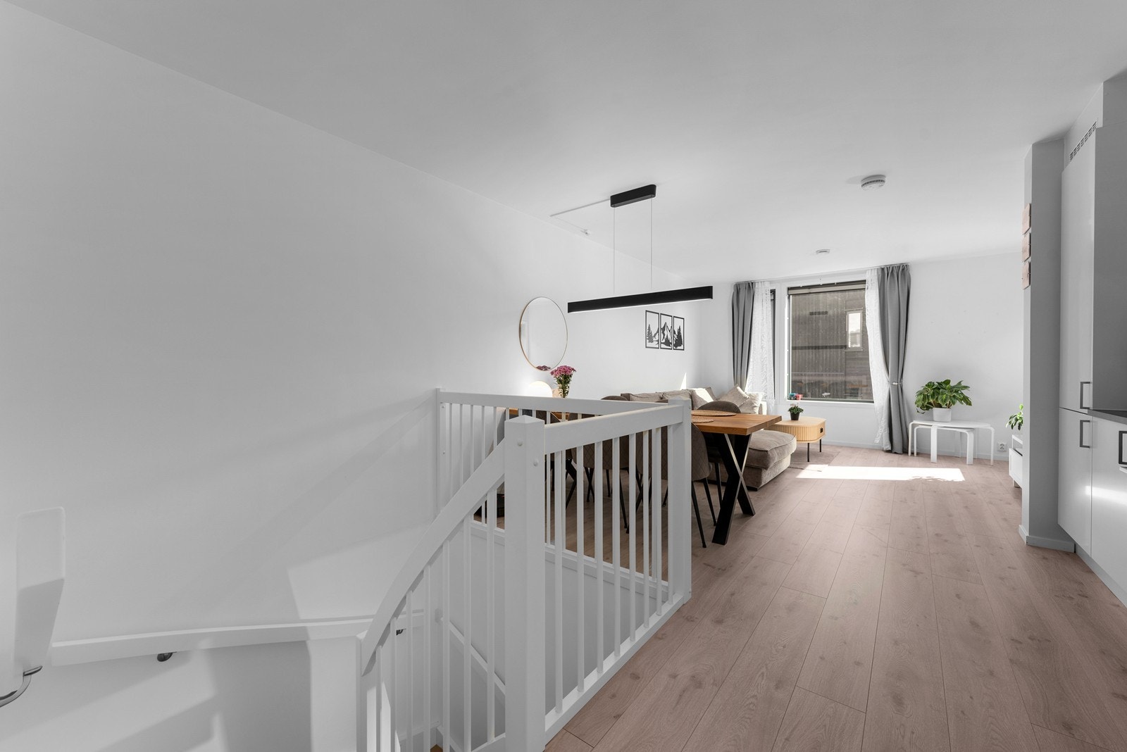 2.etasje byr på kjøkken og stue i åpen løsning, soverom og bod. Galleribilde