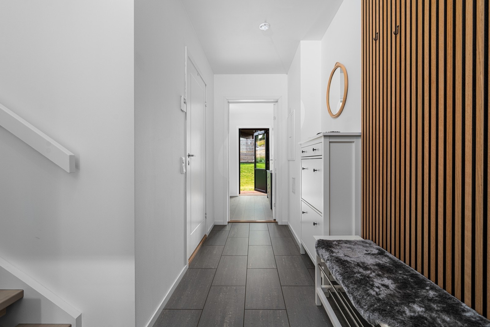 Romslig entré med gulvvarme og god plass til oppbevaringsmøbel. Galleribilde