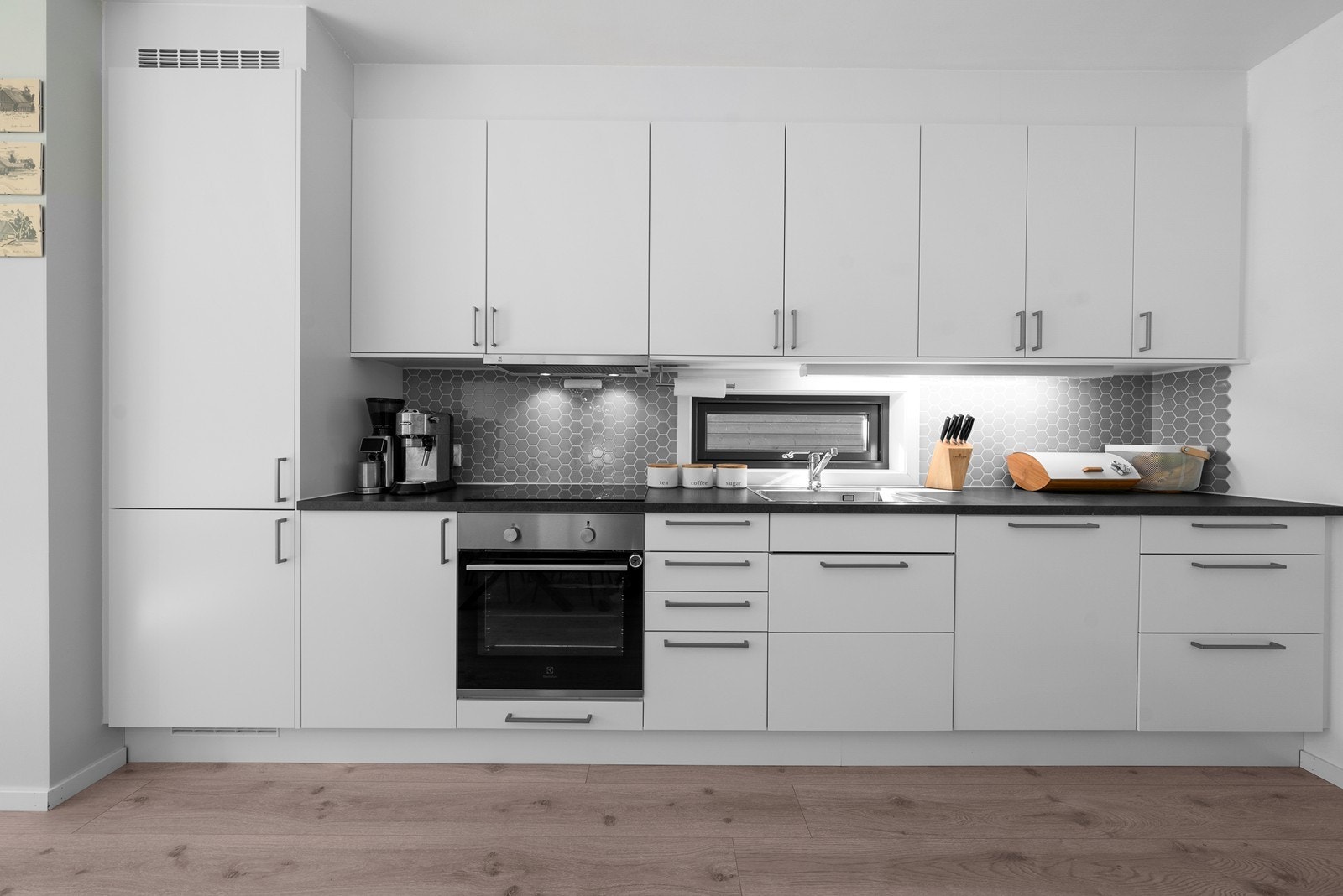 Integrert koketopp, stekeovn, oppvaskmaskin og kjøleskap. Galleribilde