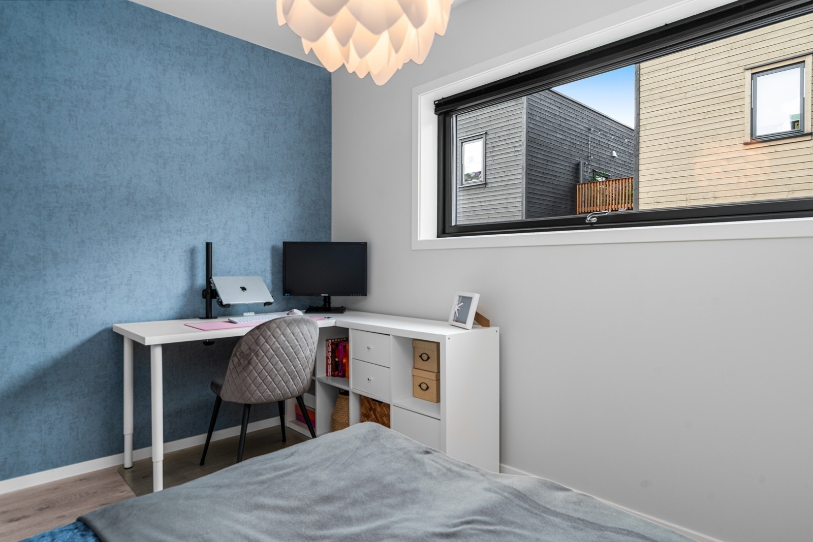 Det er montert innvendig solskjerming på vinduene. Galleribilde