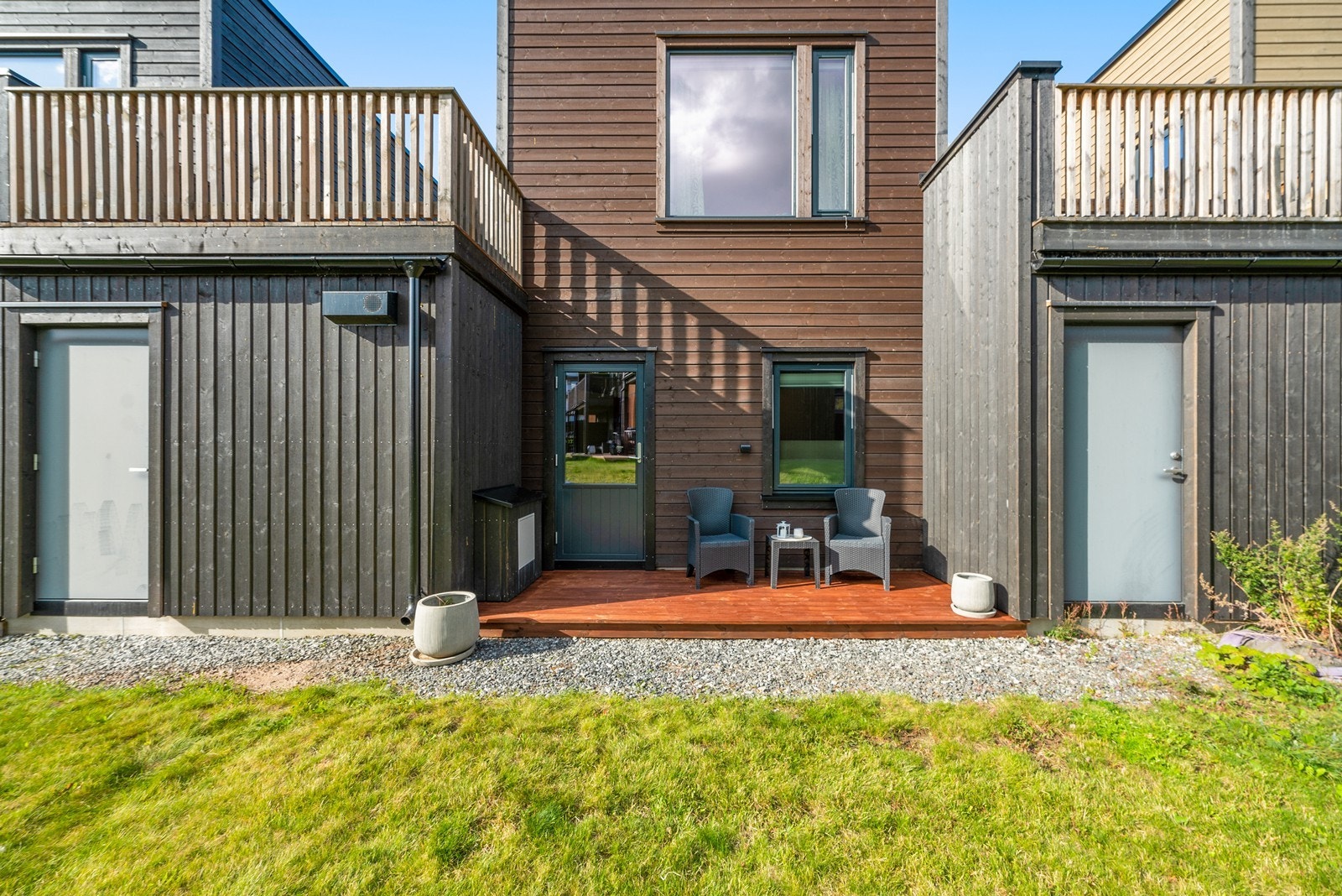 Fra hagesiden har man adkomst til bod i bakkant av garasje. Galleribilde