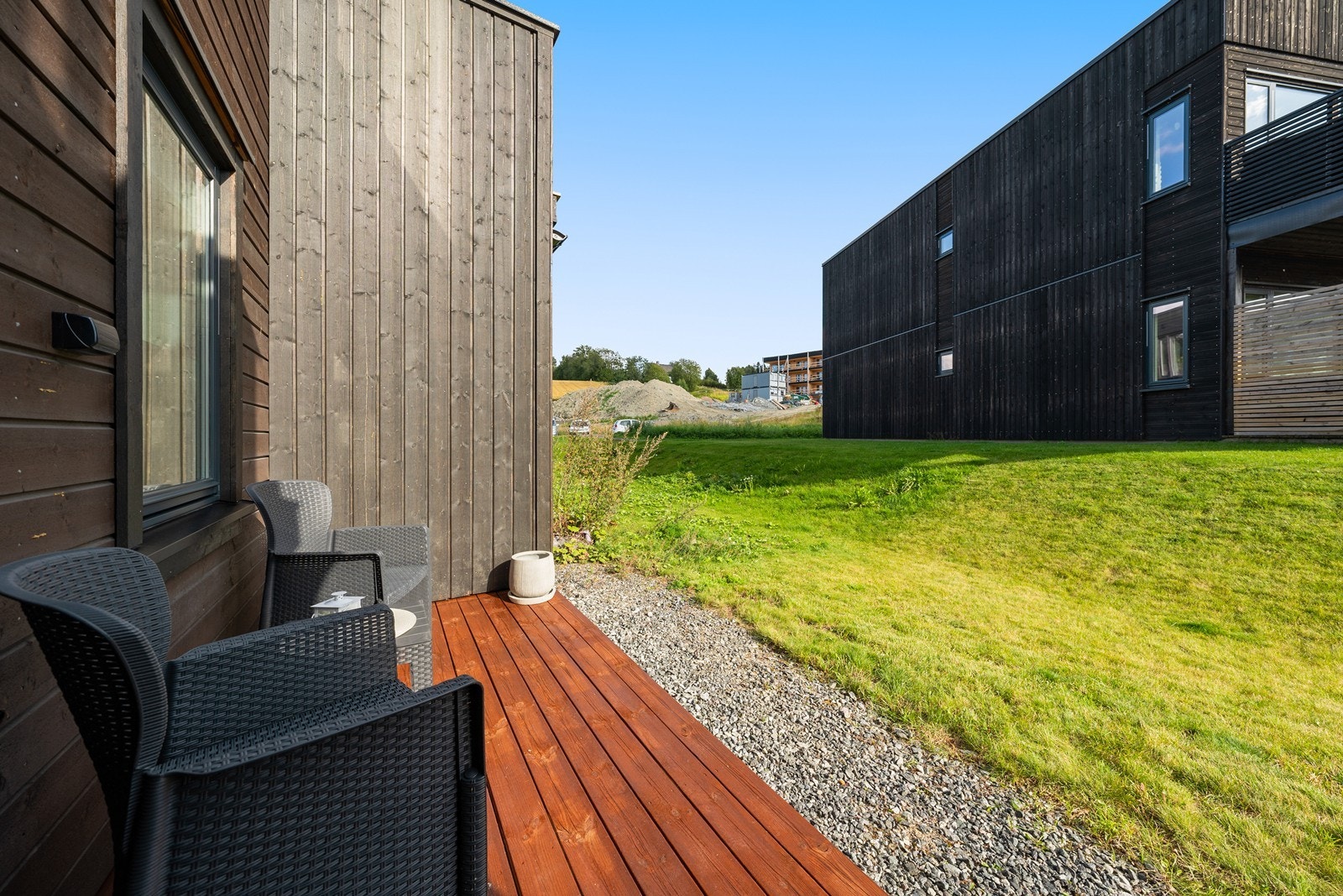 Terrrassen har gode solforhold og har nylig blitt beiset. Galleribilde