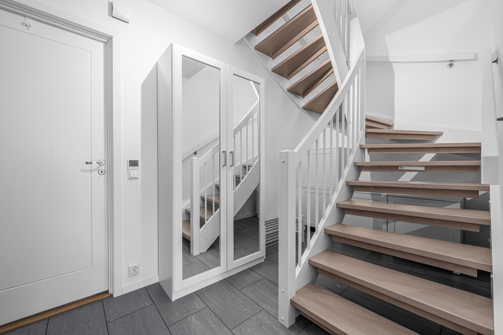 Under trapp er det godt med lagringsplass. Galleribilde