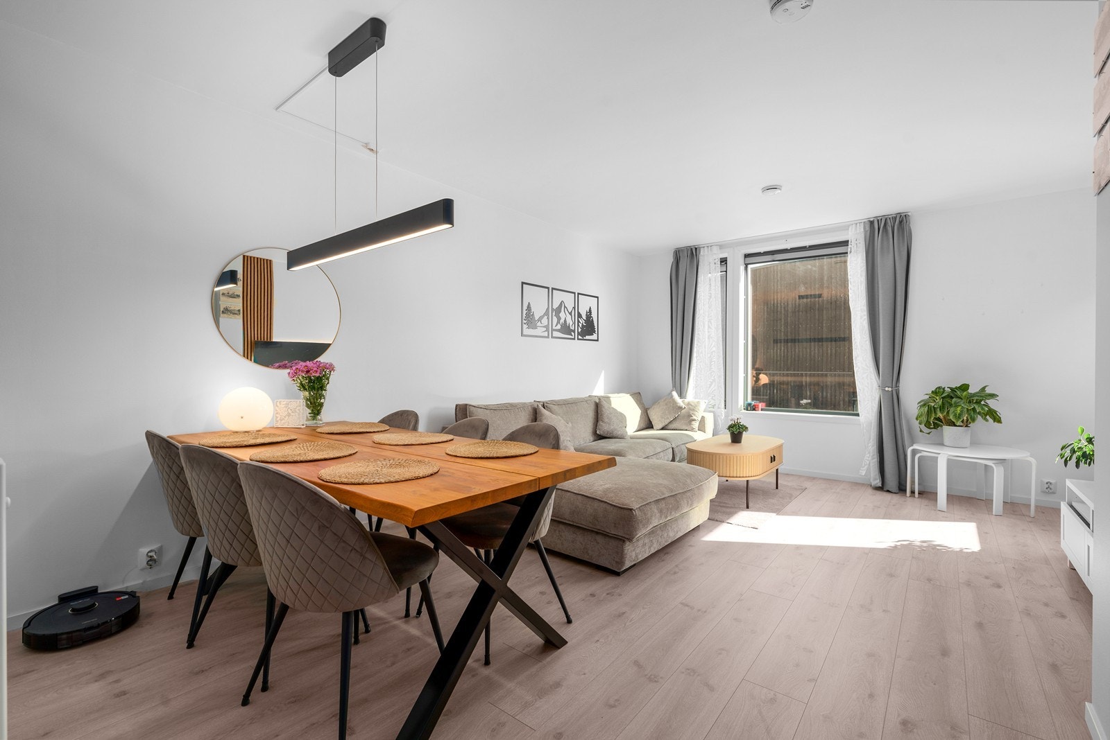 Alle veggoverflater er blitt malt av nåværende eier. Galleribilde