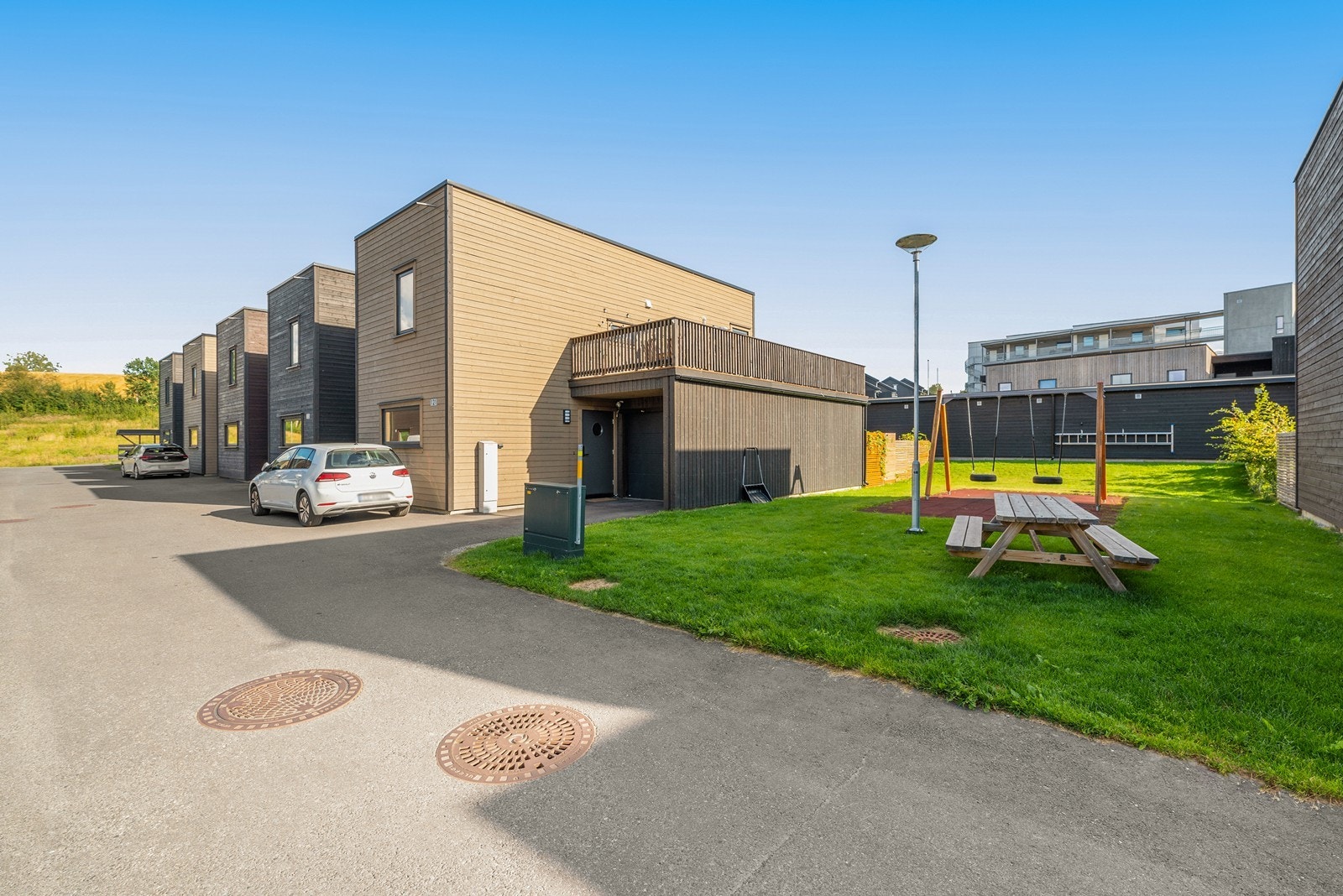 Boligfeltet har pent opparbeidede fellesområder. Galleribilde