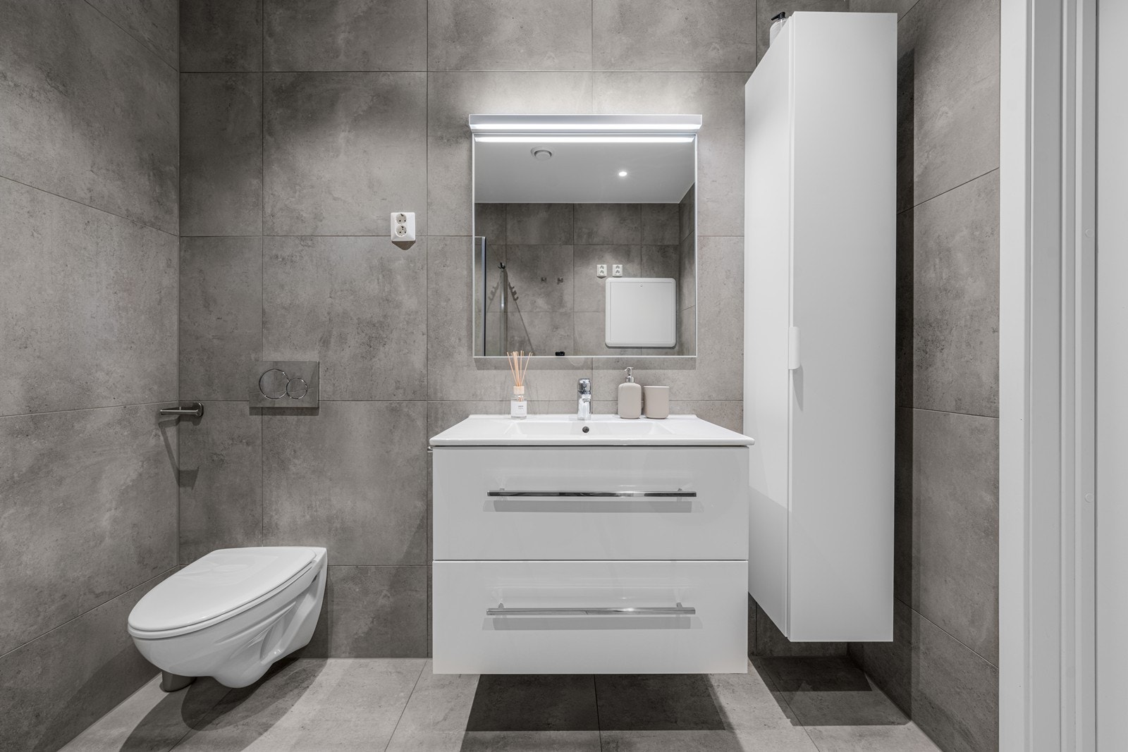 Delikat baderom med grå 60x60 fliser. Galleribilde