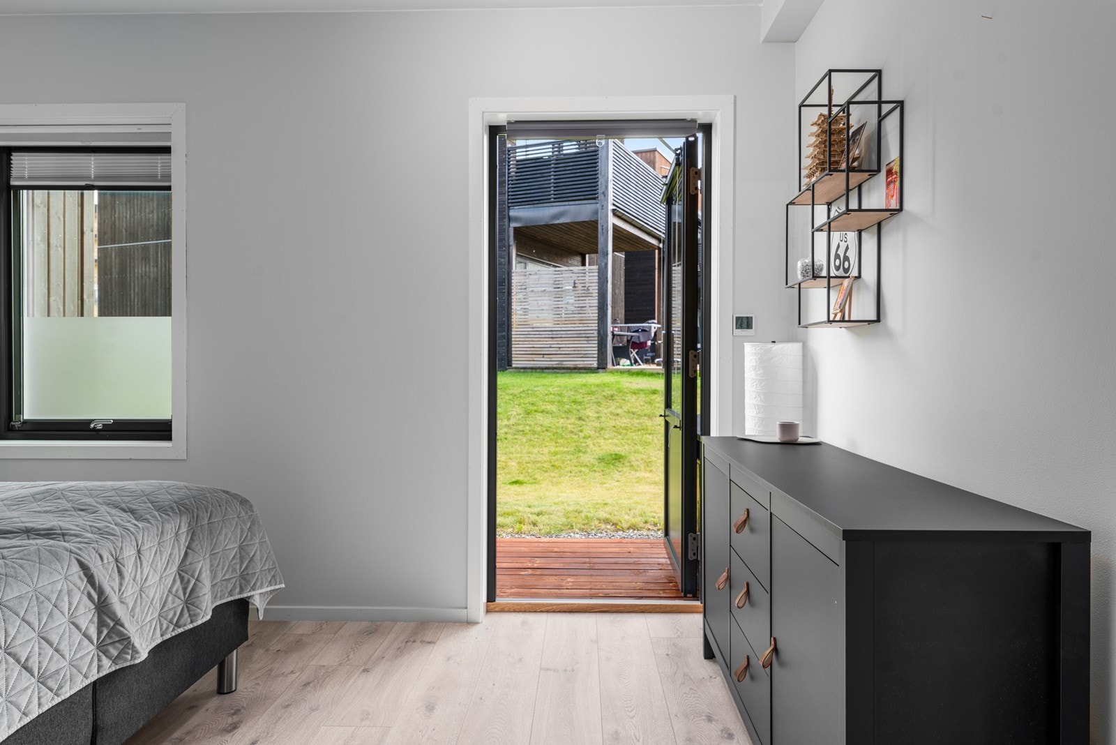 Fra hovedsoverommet er det utgang til markterrasse og hage. Galleribilde
