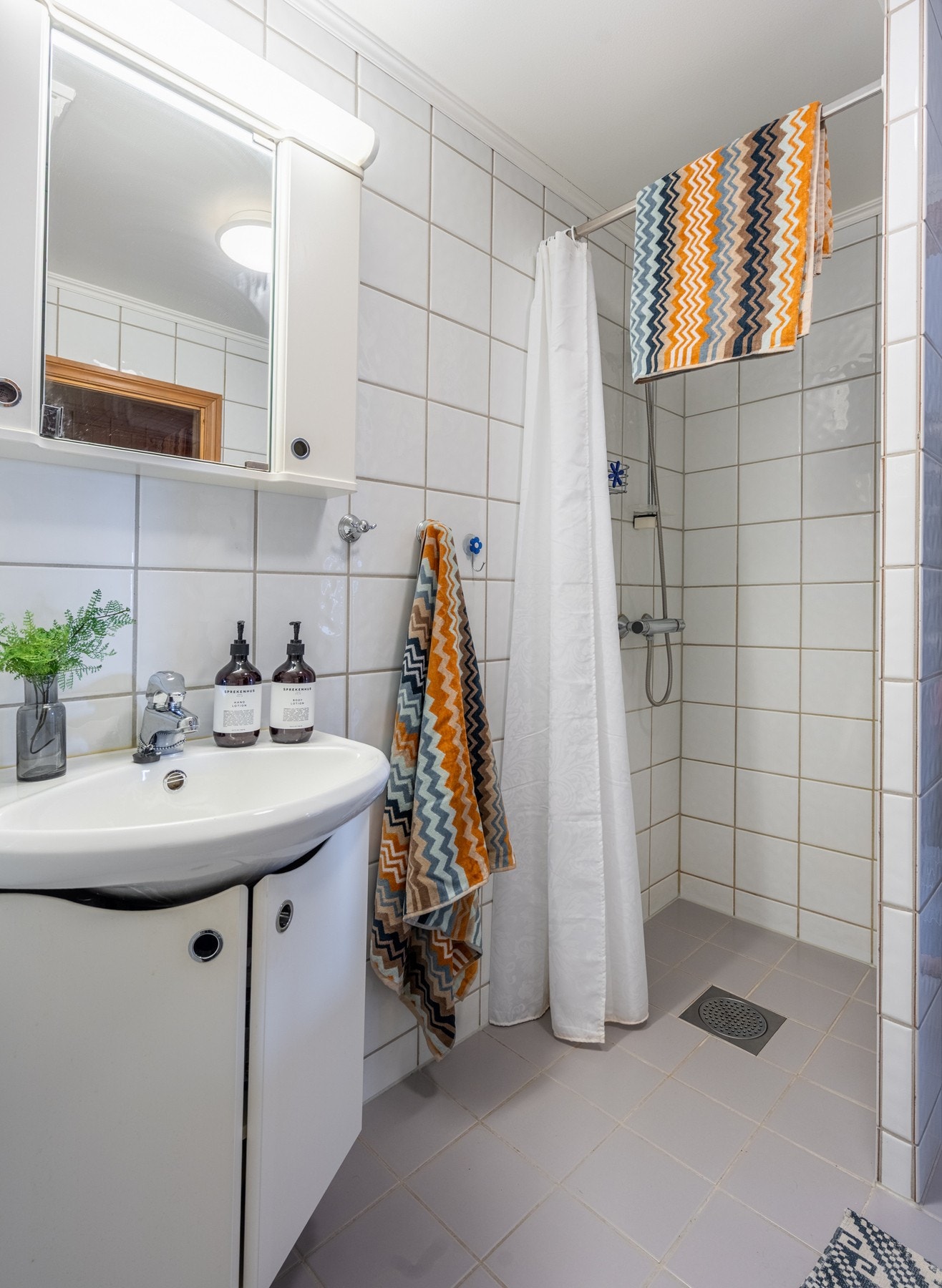 Fliser på gulv og vegger, dusjnisje. Galleribilde