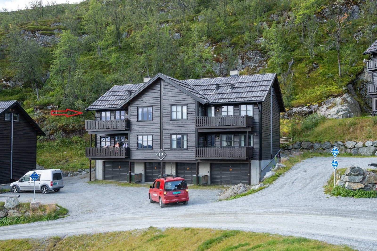 Leiligheten går over 2 plan og har dobbeltgarasje og bod i underetasjen. Galleribilde