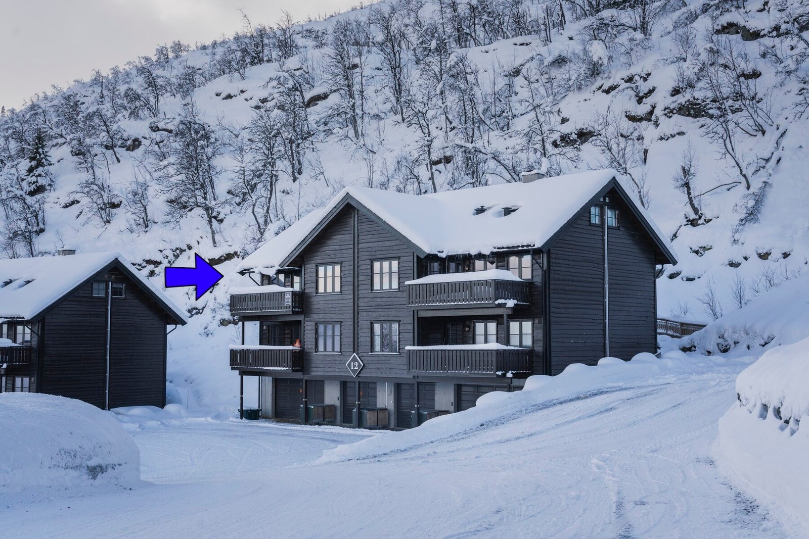 Leiligheten går over 2 plan og har dobbelt garasje og bod i underetasjen. Galleribilde