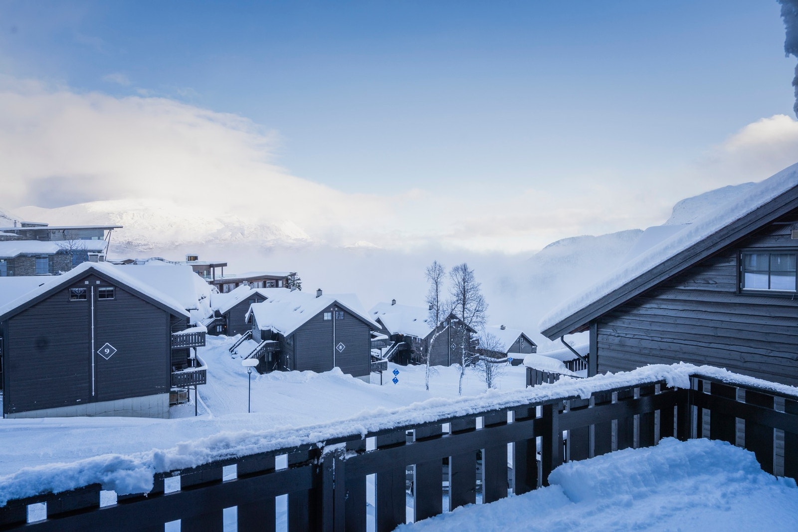 Utsikt mot toppene og utover dalen Galleribilde