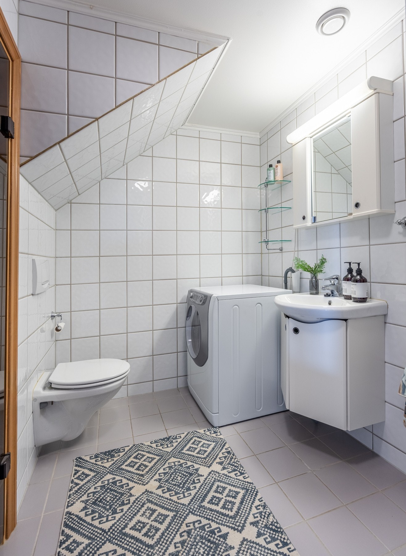 Bad med tilgang til badstue og opplegg for vaskemaskin. Galleribilde