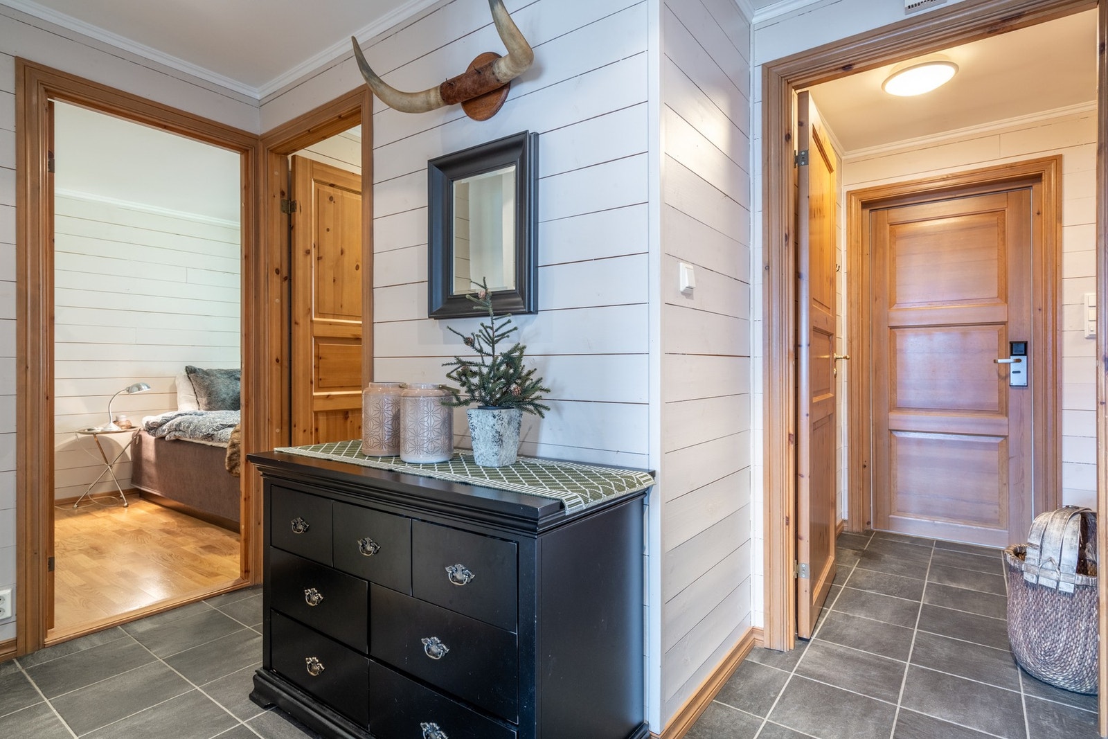 Flislagt gang med gulvvarme. Galleribilde