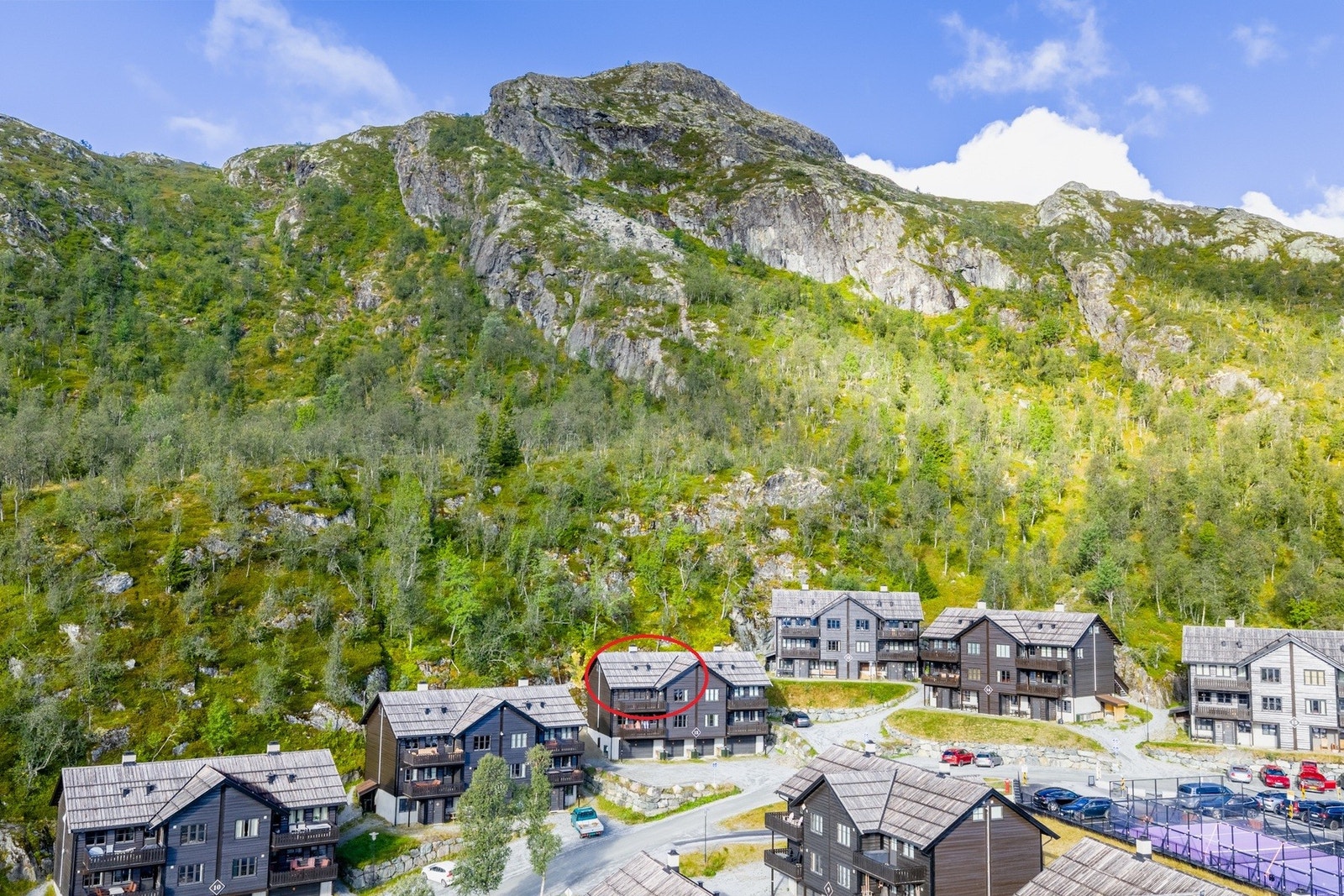 Eiendommens plassering i Skarsnuten. Off-piste området 'Lille Matterhorn' i bakgrunnen. Tilgang fra Roni-heisen. Galleribilde