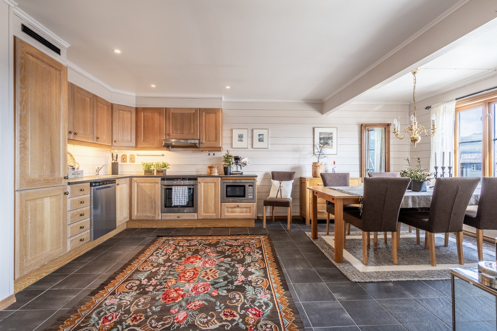 Åpen kjøkkenløsning med stor spiseplass - perfekt for middager med venner og familie. Galleribilde