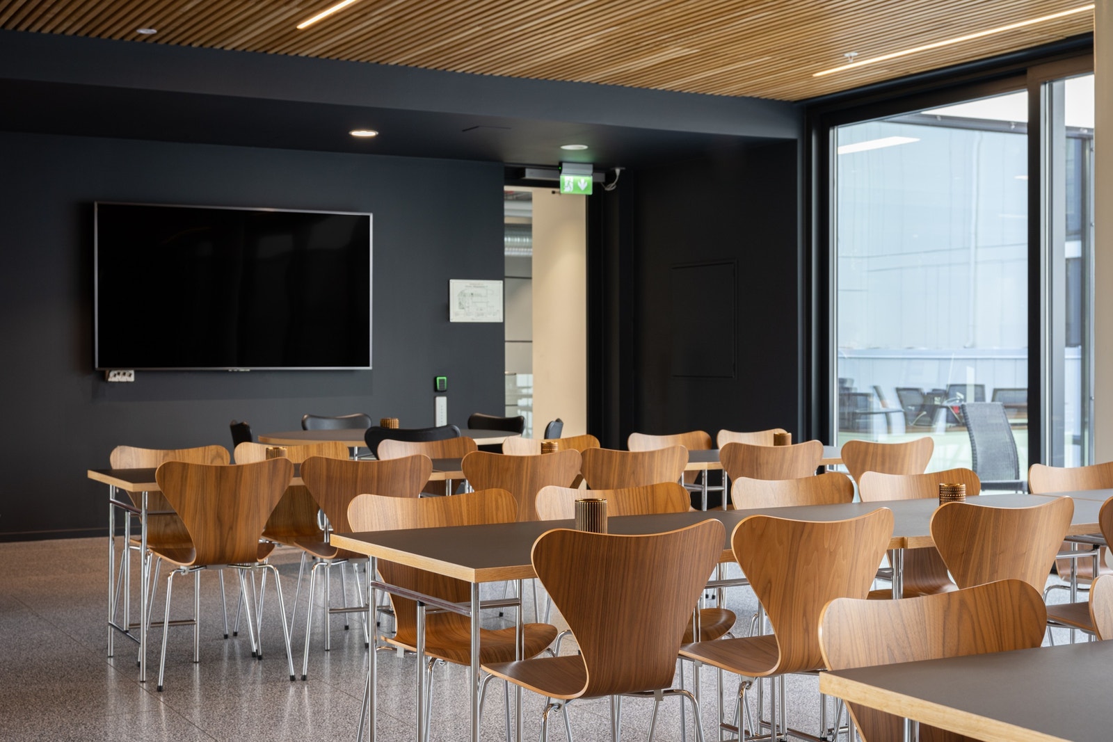 Kantine med konferanseutstyr til større samlinger eller seminarer. Galleribilde