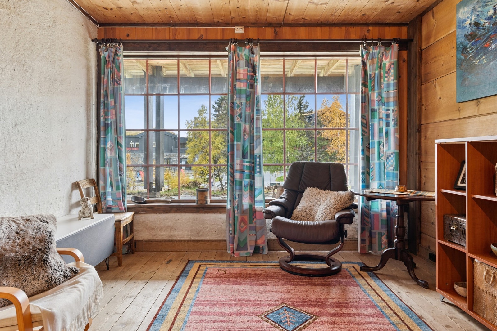 Kjellerstuen har store vinduer ut mot området. Galleribilde