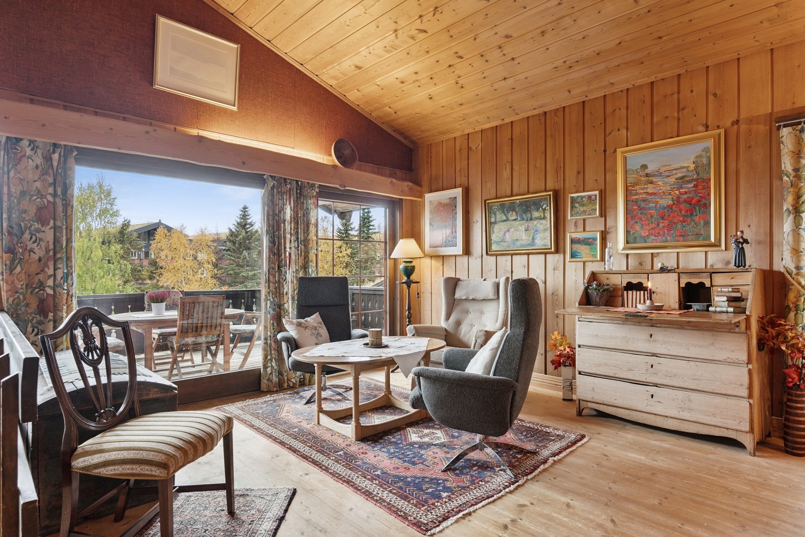 Store vindusflater slipper inn godt med naturlig lys. Galleribilde