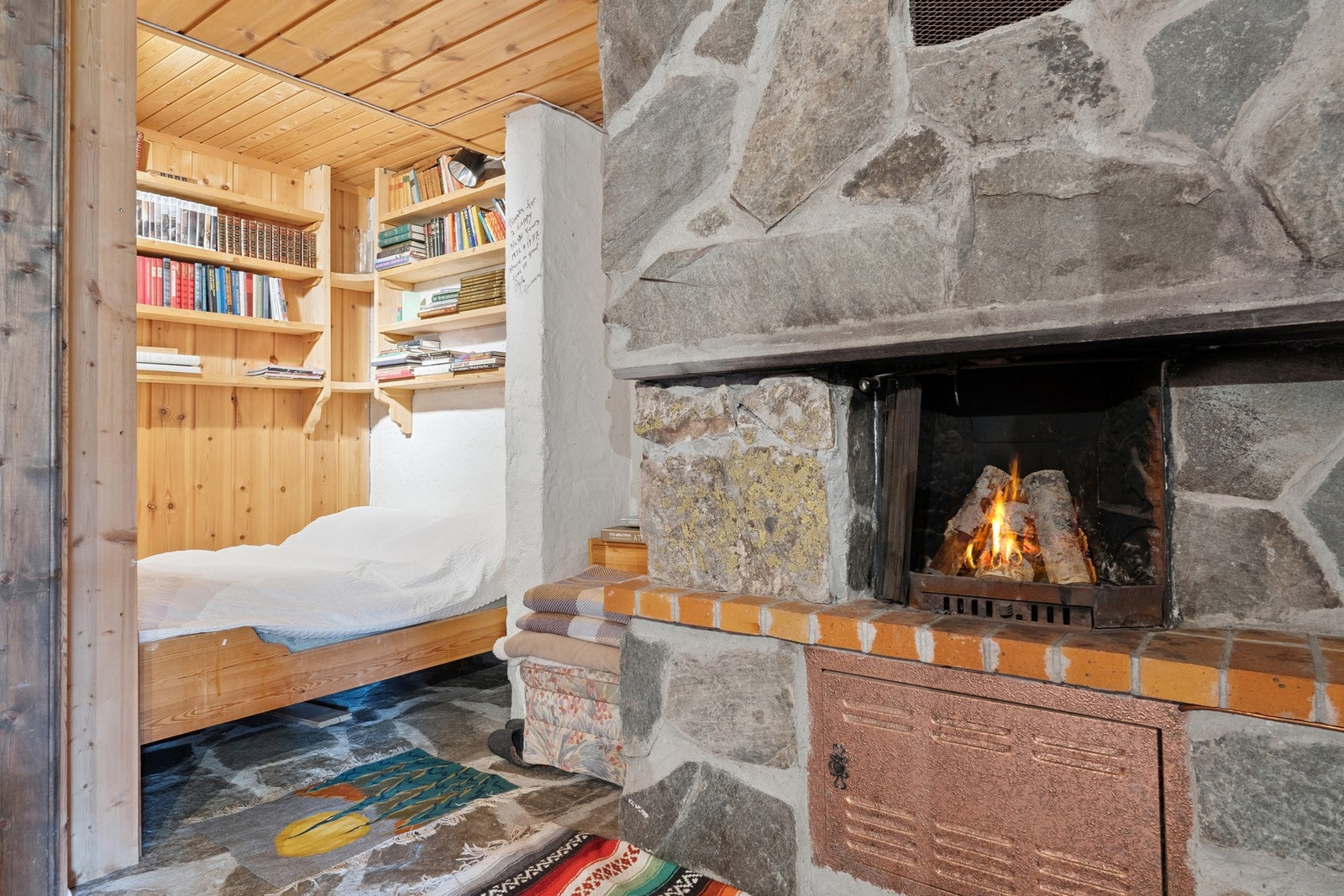 I kjellerstuen er det en åpen peis i naturstein, og en sovealkove for ekstra overnatting. Galleribilde