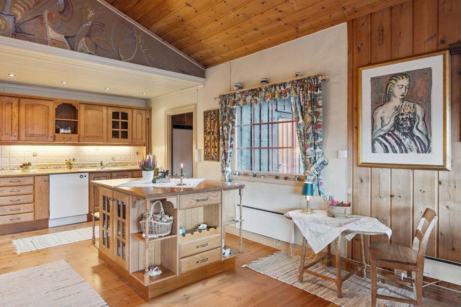 Kjøkkenøya avdeler rommet, og fungerer fint ved behov for ekstra benkeplass. Galleribilde