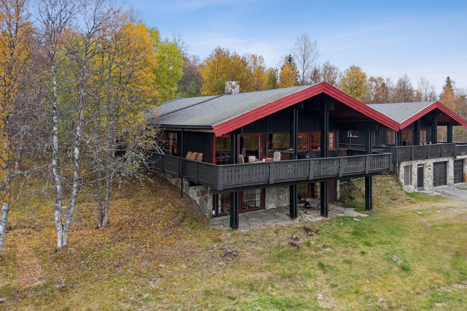 Tomannsbolig fra byggeår 1975. Seksjonen disponerer den ene garasjen i naboseksjon (avtalefestes). Galleribilde