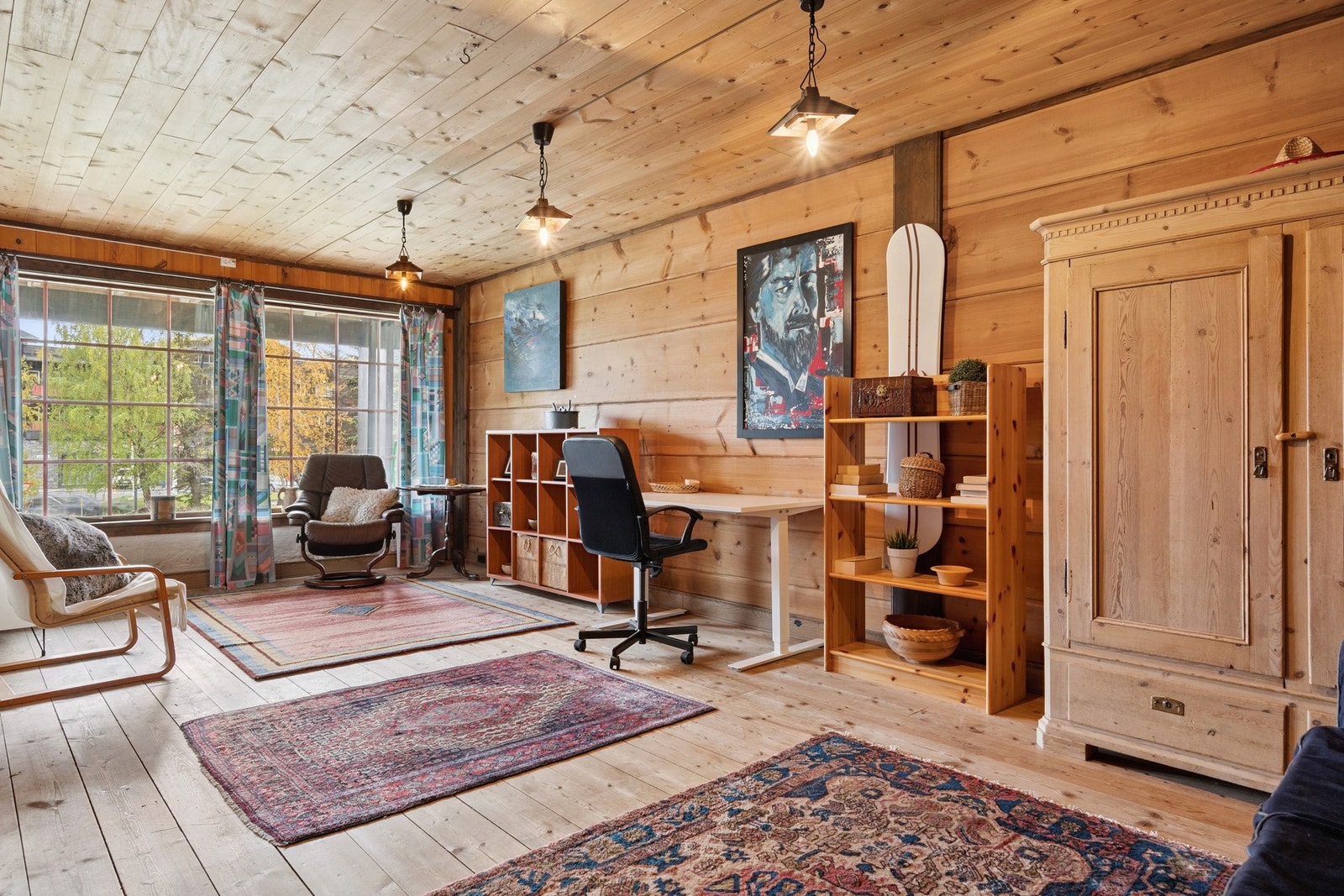 Store vinduer også i denne stuen, med flere møblerlingsmuligheter. Galleribilde