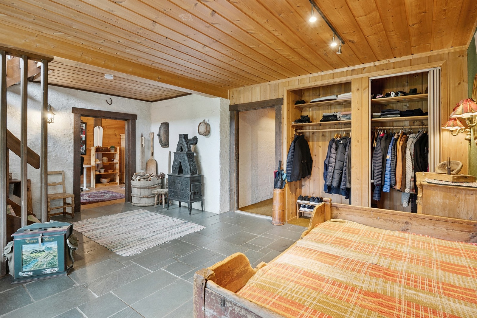 Velkommen inn! Entré med garderobeplass. Galleribilde