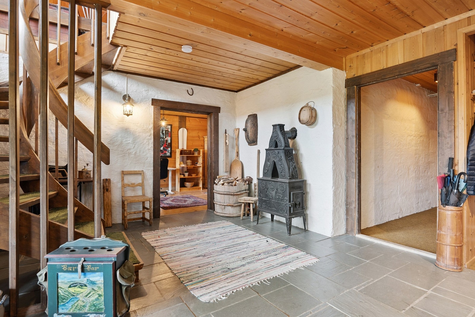 Entreen har praktiske fliser med varme under på gulvet, og en vedovn for ekstra varme i den kalde årstida. Galleribilde