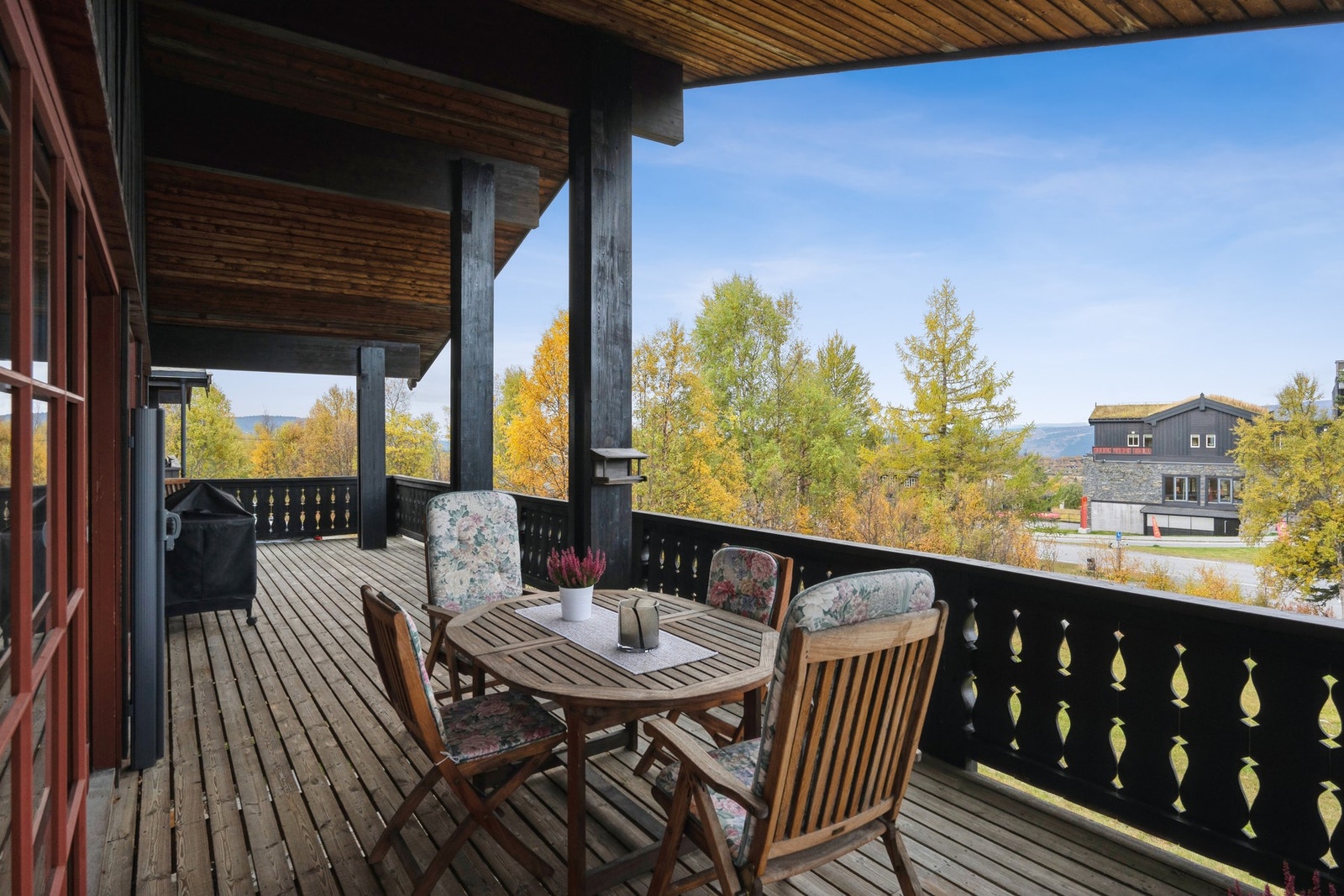 Overbygget terrasse langs hele framsiden av boligen. Galleribilde