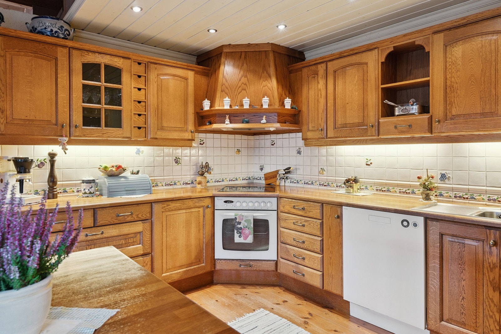 Hyggelig kjøkken, med innredning med over- og underskap og mye benkplass. Galleribilde