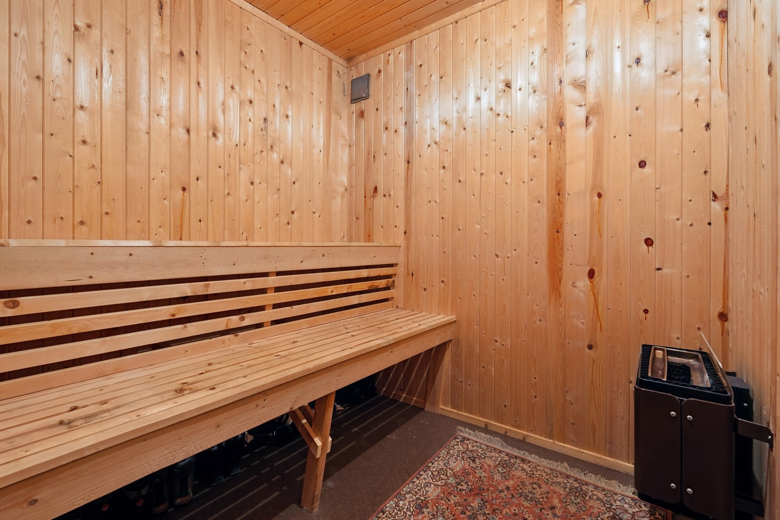 Badstue med elektrisk badstuovn, i underetasjen. Galleribilde