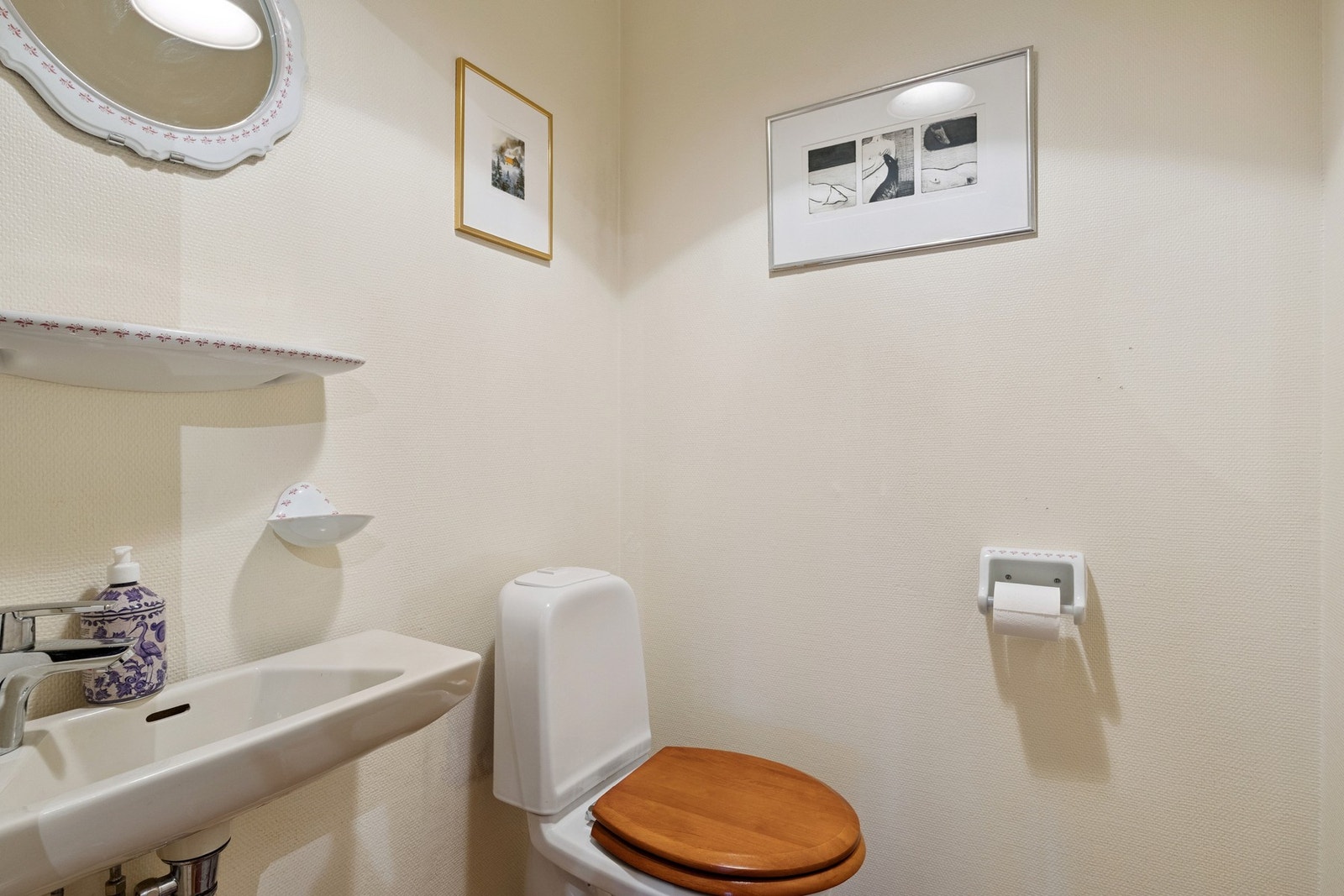 Separat toalettrom i 1. etasje. Galleribilde