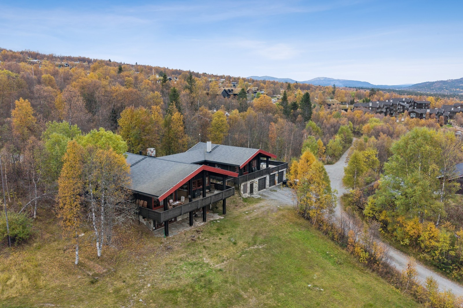 Eiendommen er sentralt beliggende i Beitostølen sentrum. Galleribilde